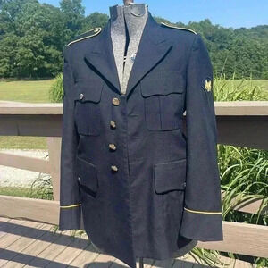 Vintage Men’s army dress jacket. 37S.